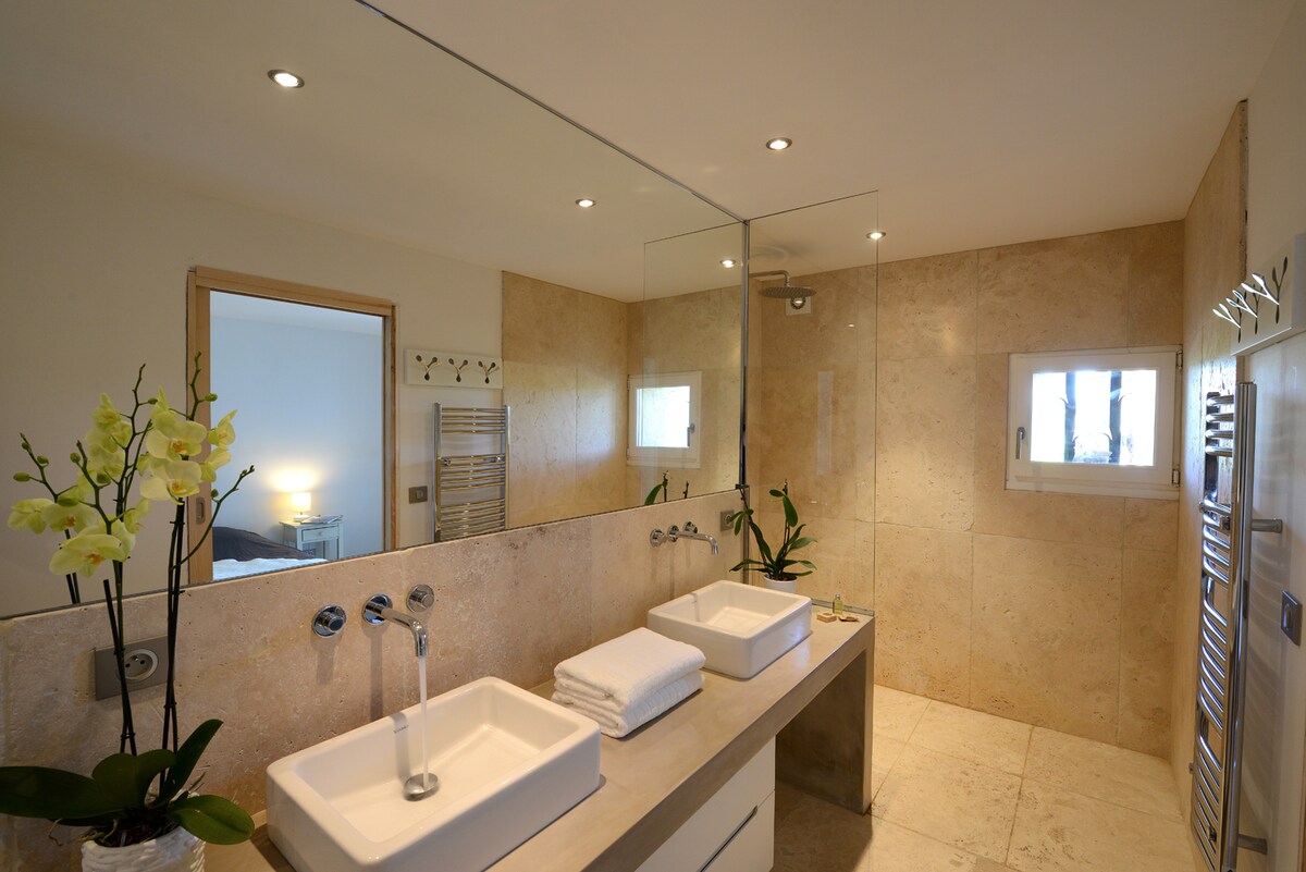 Chambre du mas rénové à Lagnes, Lubéron - Genius Loci