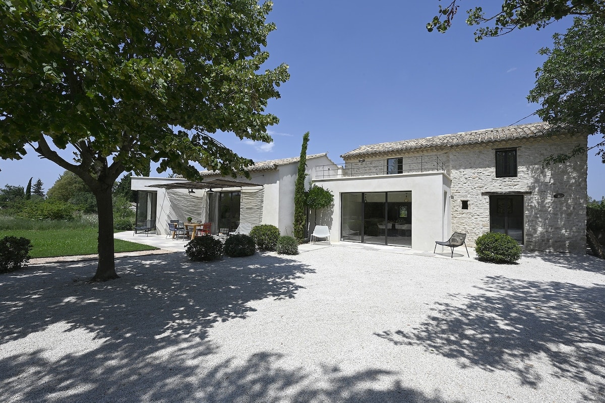 Façade et terrasse de la Villa Lia avec piscine à Lagnes, Luberon - location Genius Loci