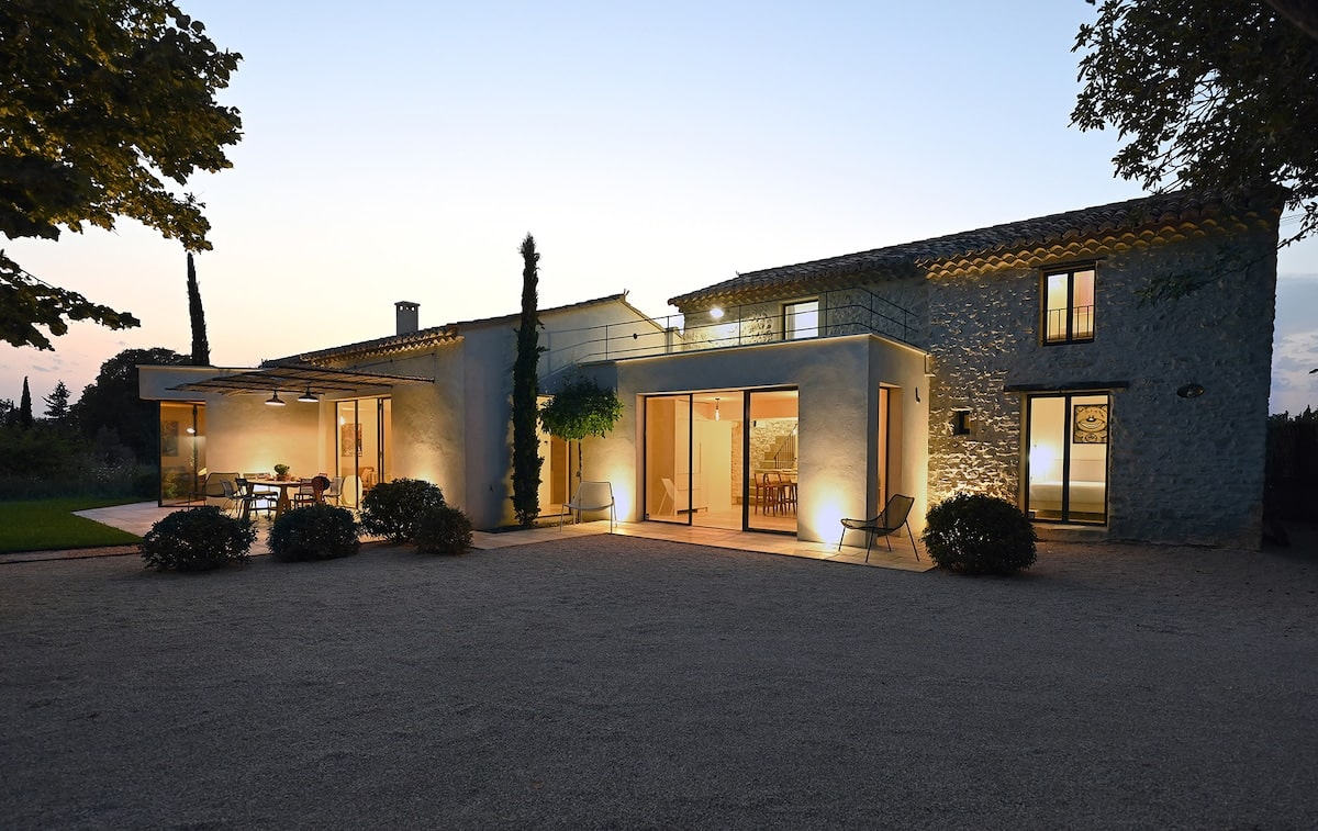 Villa Lia au crépuscule à Lagnes, Luberon - location de vacances Genius Loci