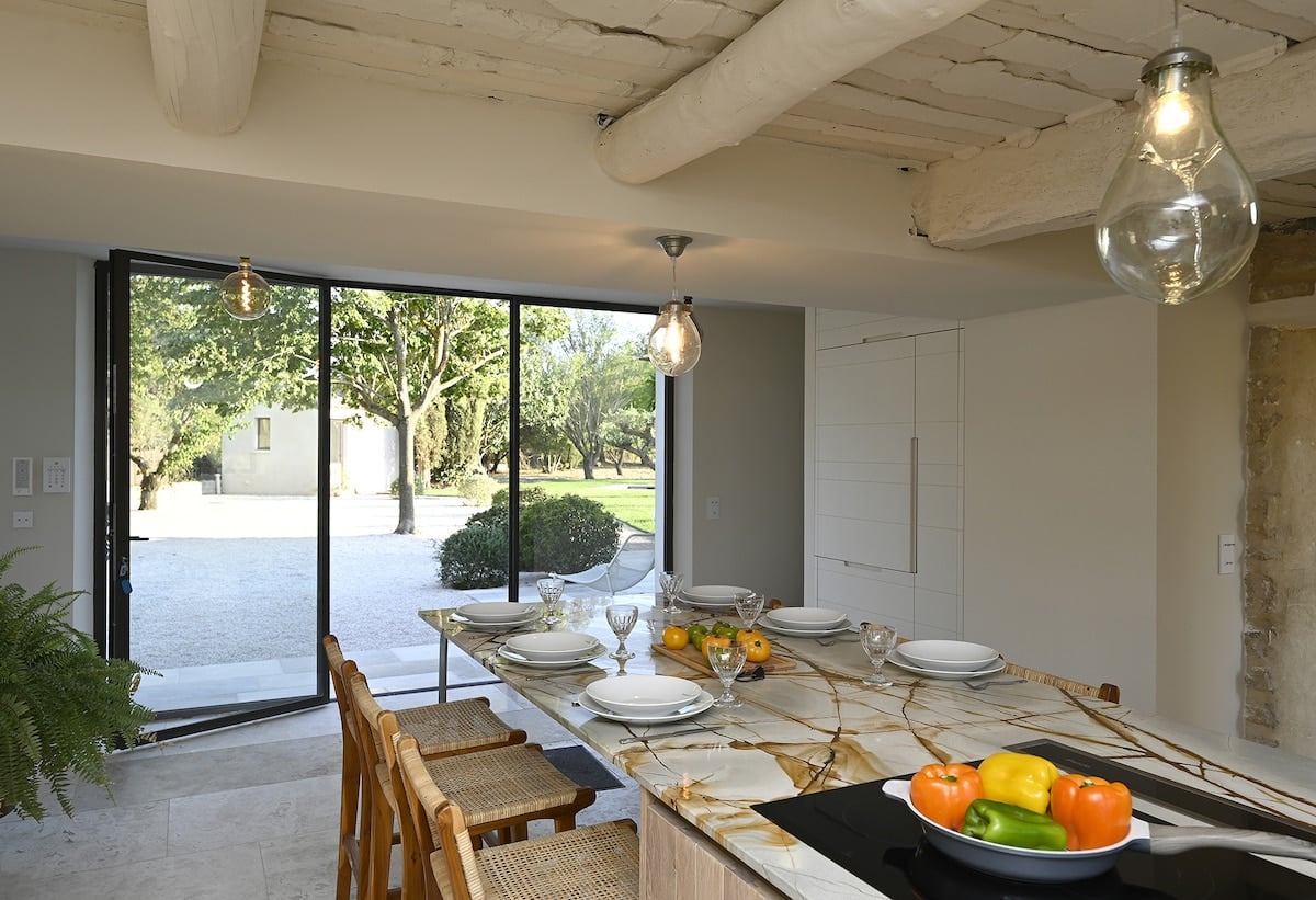 Piscine privée de la Villa Lia dans son jardin arboré à Lagnes, Luberon - Genius Loci