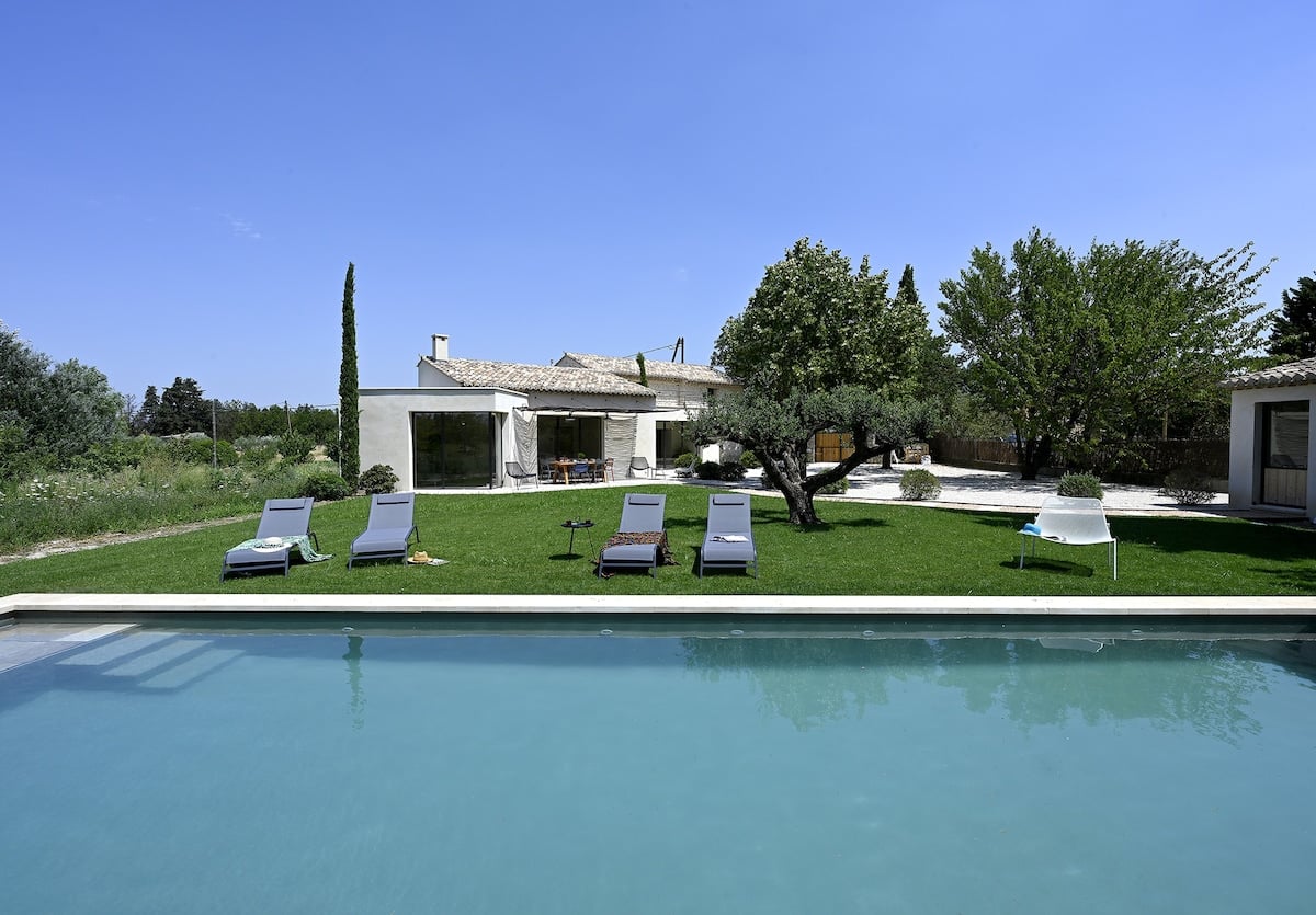 Salle à manger ouverte sur le jardin de la Villa Lia à Lagnes, Luberon - Genius Loci