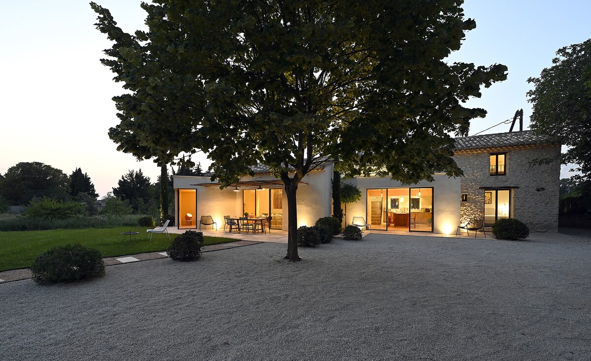 Jardin arboré et villa au crépuscule à Lagnes, Luberon - location Genius Loci