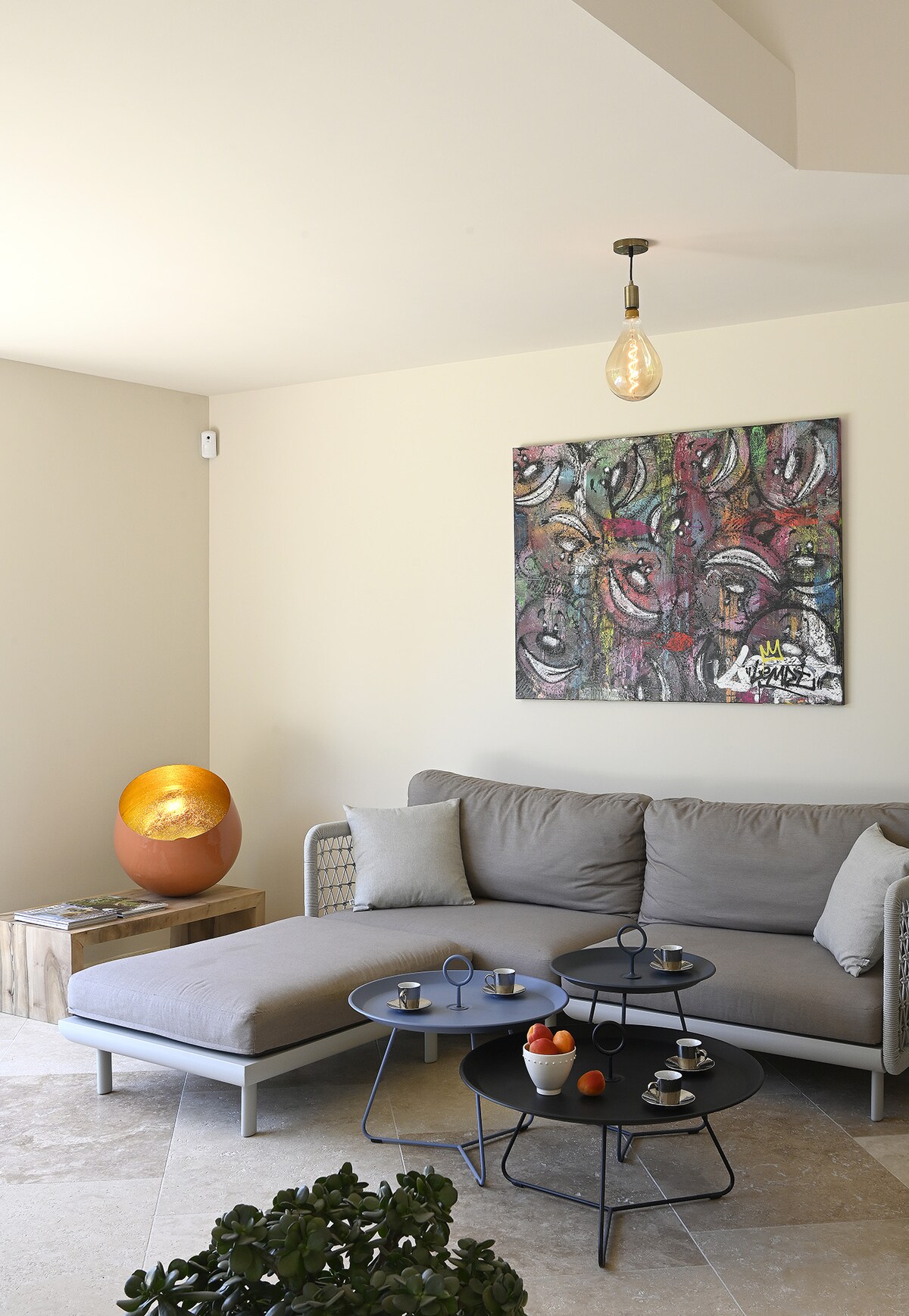 Intérieur lumineux de la Villa Lia, ancien mazet rénové à Lagnes, Luberon - Genius Loci