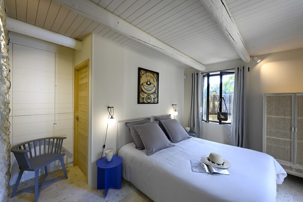 Chambre lumineuse de la Villa Lia à Lagnes, Luberon - maison de vacances Genius Loci