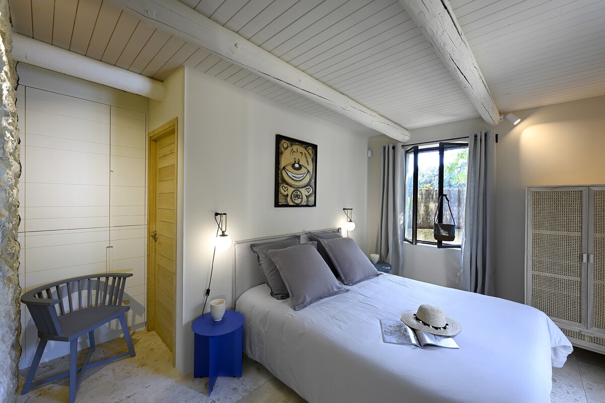 Chambre lumineuse de la Villa Lia à Lagnes, Luberon - maison de vacances Genius Loci