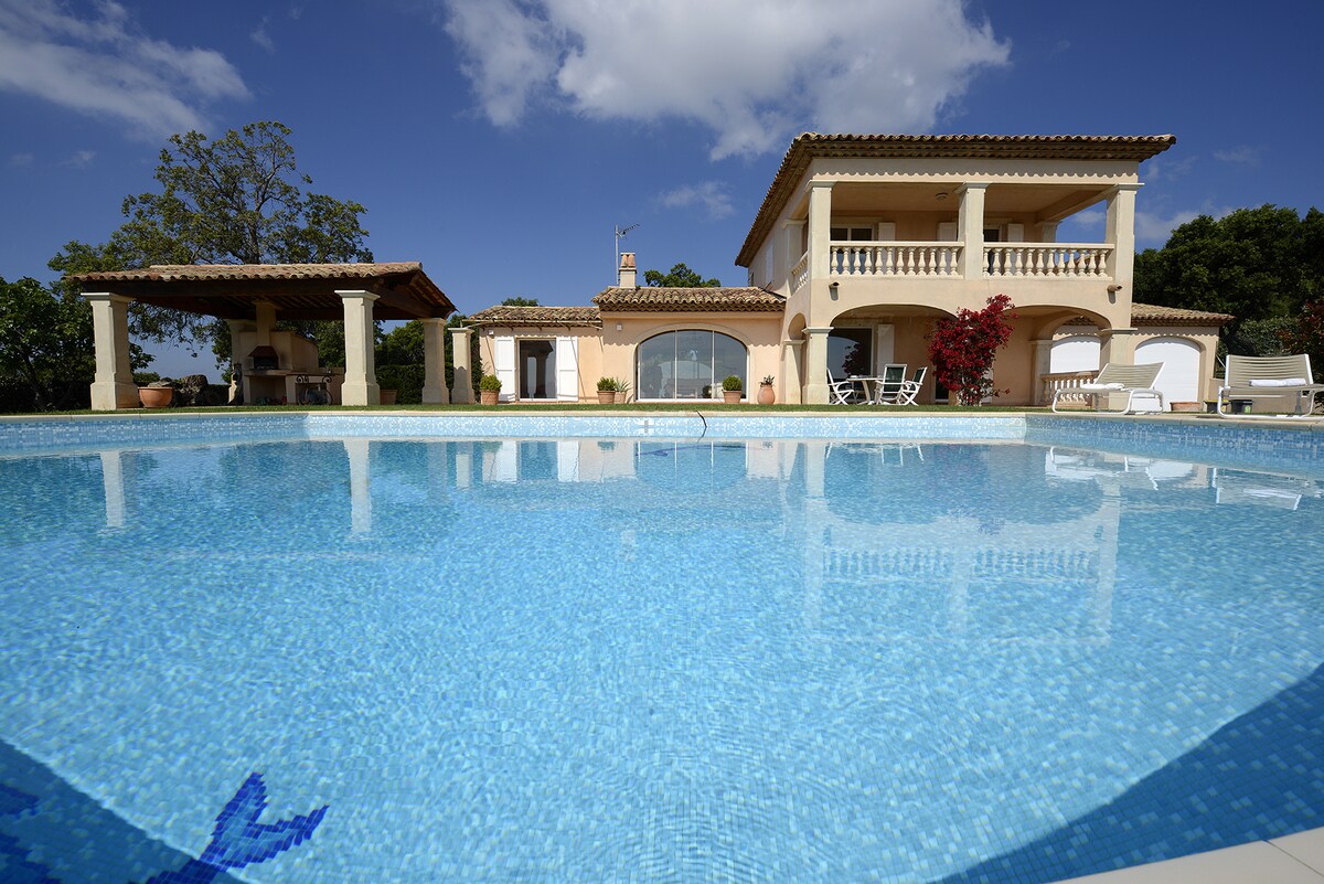 Piscine de la villa avec vue mer à Sainte-Maxime - Genius Loci