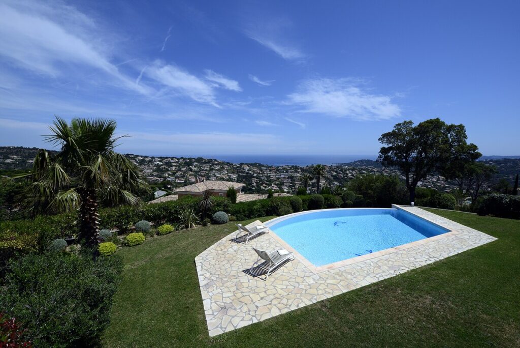 Séjour de la villa avec vue mer à Sainte-Maxime - Genius Loci