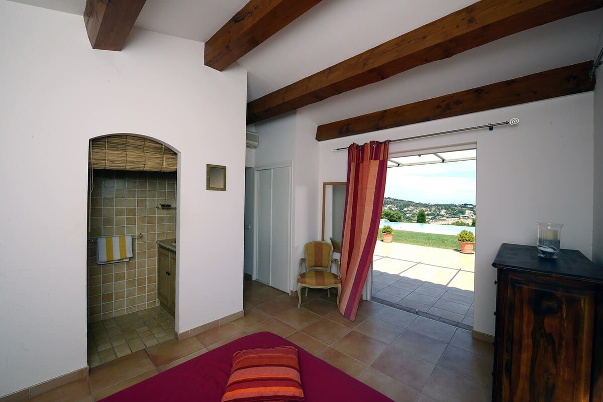 Extérieur de la villa avec vue mer à Sainte-Maxime - Genius Loci