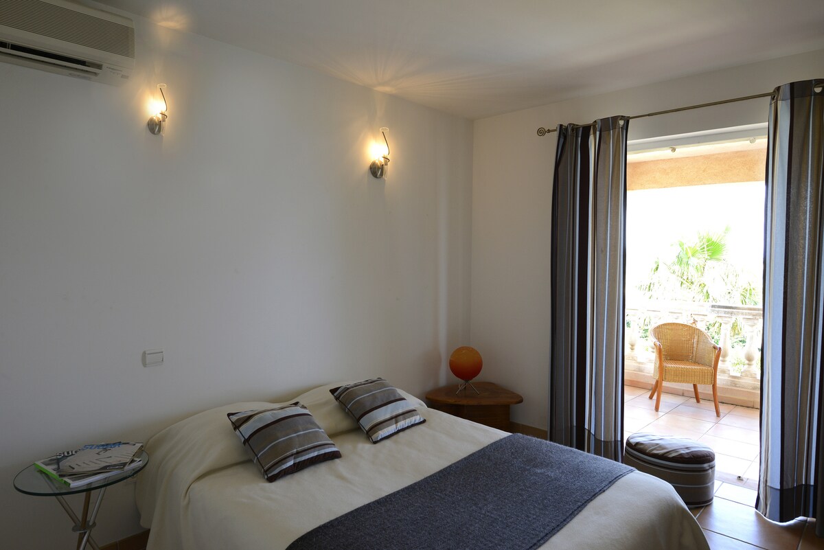 Salle de bain de la villa à Sainte-Maxime - Genius Loci